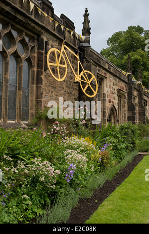 L'église Holy Trinity, Skipton, décoré avec grand Yellow Bike & bunting flags célébrer le Grand Départ du Tour de France 2014 - Le Yorkshire. Angleterre, Royaume-Uni. Banque D'Images