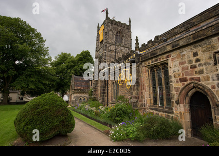 L'église Holy Trinity, Skipton, décoré avec grand maillot jaune, Bike & bunting flags pour Tour de France Grand Départ 2014 - Yorkshire. Angleterre, Royaume-Uni. Banque D'Images