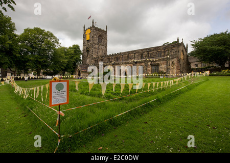 L'église Holy Trinity, Skipton, décoré avec grand maillot jaune, Bike & bunting flags pour Tour de France Grand Départ 2014 - Yorkshire. Angleterre, Royaume-Uni. Banque D'Images