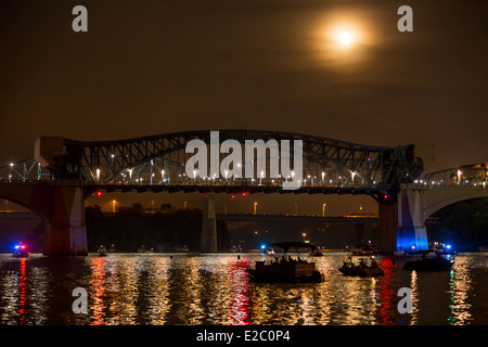 Chattanooga, Tennessee, USA. Le lever de lune sur le pont de la rue du marché de l'autre côté de la rivière Tennessee. Banque D'Images