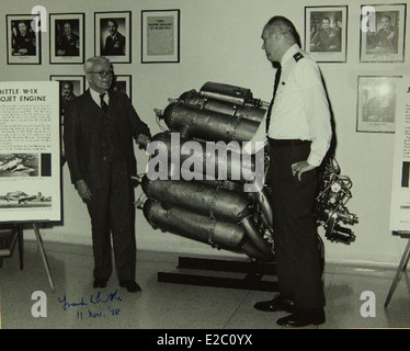 Sir Frank Whittle était un pionnier de l'aviation connu pour son développement du turboréacteur, qui a révolutionné le transport aérien moderne et l'aviation militaire. Ses contributions à l'aéronautique ont jeté les bases des avions à réaction. Banque D'Images