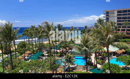 Des piscines et un terrain aménagé à l'hôtel Marriott's Maui Ocean Club par la plage à pied à la plage de Kaanapali Banque D'Images