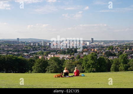 Deux femmes appréciant la vue panoramique de Sheffield City skyline depuis Meersbrook Park, Angleterre paysage urbain anglais du Royaume-Uni Greenest City Panoramic Banque D'Images