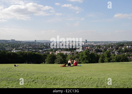 Les gens appréciant la vue sur Sheffield City skyline Angleterre Royaume-Uni depuis Meersbrook Park vue panoramique paysage urbain anglais ville la plus verte Banque D'Images