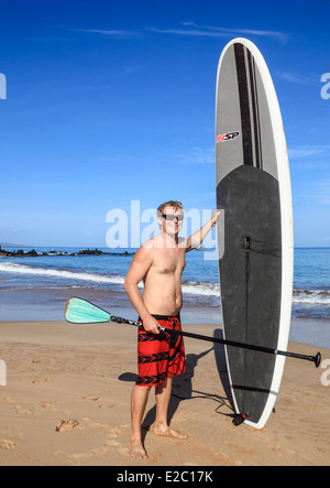 Homme avec stand up paddle board at Wailea Beach sur l'île de Maui Banque D'Images