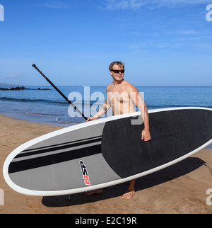 Homme avec stand up paddle board at Wailea Beach sur l'île de Maui Banque D'Images