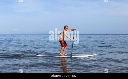 Man Stand up Paddling at Wailea Beach sur l'île de Maui Banque D'Images