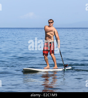 Homme debout jusqu'à l'embarquement sur Maui Wailea Beach Banque D'Images