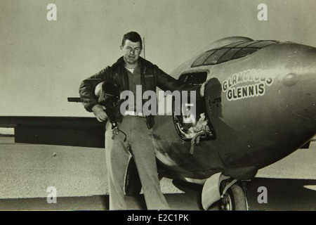 Charles 'Chuck' Yeager était un pilote d'essai américain pionnier, connu pour avoir été le premier à franchir le mur du son en 1947. Les contributions de Yeager à l'aviation et aux essais en vol ont joué un rôle crucial dans l'avancement du domaine de l'aéronautique et de l'exploration spatiale. Banque D'Images