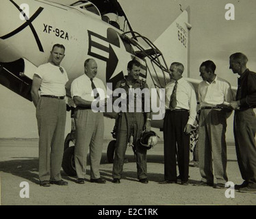 Charles 'Chuck' Yeager était un aviateur et pilote d'essai américain pionnier. Il est surtout connu pour avoir été la première personne à franchir le mur du son en 1947, pilotant l'avion Bell X-1. Ses réalisations dans le domaine de l'aviation ont fait de lui un symbole de la réussite aéronautique américaine. Banque D'Images