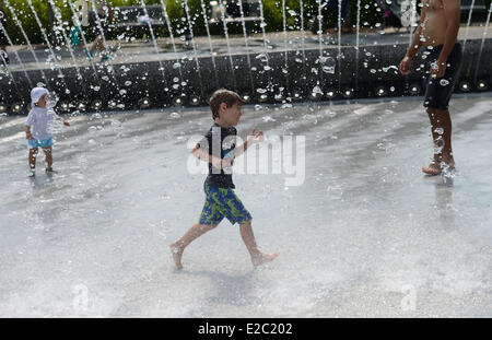 Washington, DC, USA. 18 Juin, 2014. Un garçon se refroidit dans l'eau d'une fontaine à Washington, DC, États-Unis, le 18 juin 2014. La température atteint 35 degrés Celsius à Washington, DC le mercredi. Credit : Yin Bogu/Xinhua/Alamy Live News Banque D'Images