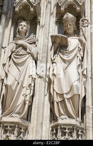 Des statues à l'église votive (Votivkirche) à Vienne, Autriche. Banque D'Images