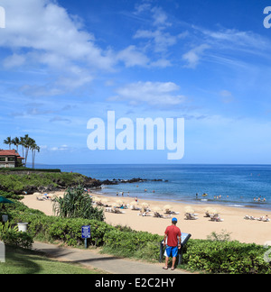 Lit le long des côtes de l'homme signe allée en face de Wailea Beach sur l'île de Maui Banque D'Images