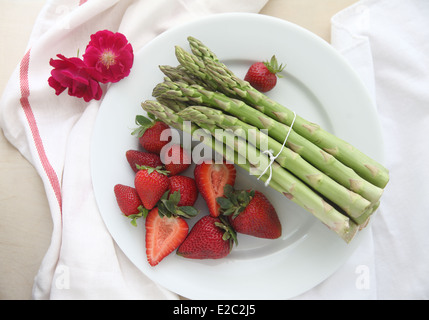 Bouquet d'asperges fraîches avec des fraises et des fleurs Banque D'Images
