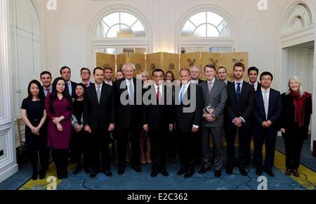 Londres, Royaume-Uni. 18 Juin, 2014. Le Premier ministre chinois Li Keqiang (C, à l'avant) se réunit avec le président de la 48 Le groupe le Club Stephen Perry (5e R, à l'avant) et des représentants de 'jeunes' brise-glace, à Londres, Royaume-Uni, le 18 juin 2014. Credit : Zhang Duo/Xinhua/Alamy Live News Banque D'Images