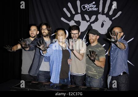 Los Angeles, CA, USA. 18 Juin, 2014. Mike Shinoda, Rob Bourdon et Joe Hahn, Brad Delson, Dave Phoenix Farrell, Chester Bennington à la cérémonie d'intronisation pour Guitar Center RockWalk Linkin Park, Sunset Boulevard, Los Angeles, CA, 18 juin 2014. Crédit : Michael Germana/Everett Collection/Alamy Live News Banque D'Images