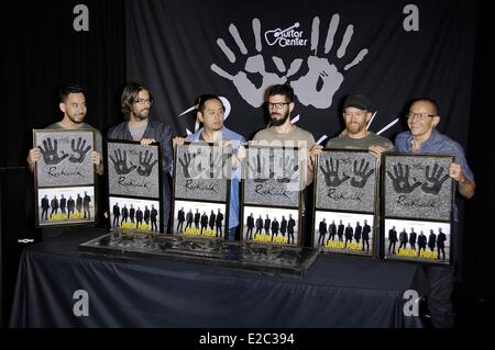 Los Angeles, CA, USA. 18 Juin, 2014. Mike Shinoda, Rob Bourdon et Joe Hahn, Brad Delson, Dave Phoenix Farrell, Chester Bennington à la cérémonie d'intronisation pour Guitar Center RockWalk Linkin Park, Sunset Boulevard, Los Angeles, CA, 18 juin 2014. Crédit : Michael Germana/Everett Collection/Alamy Live News Banque D'Images