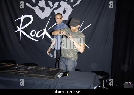 Los Angeles, CA, USA. 18 Juin, 2014. Chester Bennington, Dave Phoenix Farrell à la cérémonie d'intronisation pour Guitar Center RockWalk Linkin Park, Sunset Boulevard, Los Angeles, CA, 18 juin 2014. Crédit : Michael Germana/Everett Collection/Alamy Live News Banque D'Images