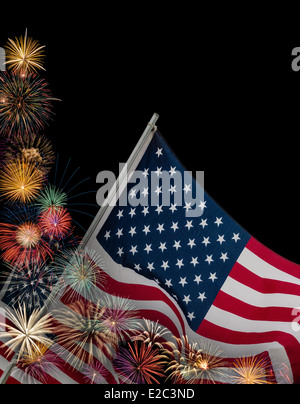 D'artifice festif avec des drapeaux américains dans la célébration du 4 juillet Banque D'Images