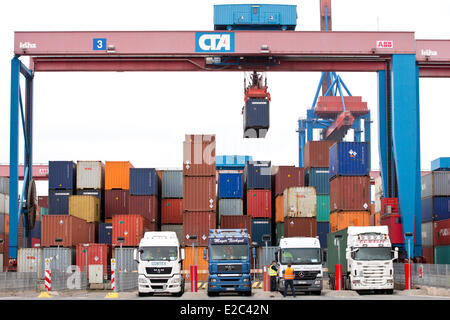 Hambourg, Allemagne. 16 Juin, 2014. Les contenants sont vus dans le terminal à conteneurs Altenwerder (LTC) de Hamburger Hafen und Logistik AG (HHLA) au port de Hambourg à Hambourg, Allemagne, 16 juin 2014. Les 1 400 mètres de long mur de quai est équipé de quatre amarres pour conteneurs de grande capacité. Plus de 80 véhicules à guidage automatique (AGV) sont à utiliser pour gérer le transport de conteneurs entre les lieux de stockage dans le centre de la borne et le récipient de l'eau pont à l'avant. L HHLA tient son assemblée générale le 19 juin 2014. Photo : CHRISTIAN CHARISIUS/dpa/Alamy Live News Banque D'Images