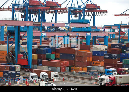 Hambourg, Allemagne. 16 Juin, 2014. Les contenants sont vus dans le terminal à conteneurs Altenwerder (LTC) de Hamburger Hafen und Logistik AG (HHLA) au port de Hambourg à Hambourg, Allemagne, 16 juin 2014. Les 1 400 mètres de long mur de quai est équipé de quatre amarres pour conteneurs de grande capacité. Plus de 80 véhicules à guidage automatique (AGV) sont à utiliser pour gérer le transport de conteneurs entre les lieux de stockage dans le centre de la borne et le récipient de l'eau pont à l'avant. L HHLA tient son assemblée générale le 19 juin 2014. Photo : CHRISTIAN CHARISIUS/dpa/Alamy Live News Banque D'Images