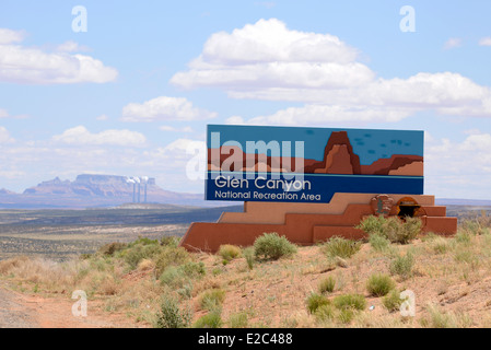 Glen Canyon National Recreation Area signe avec entrée centrale Navajo en arrière-plan, l'UTAT/Arizona. Banque D'Images