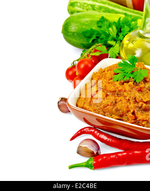 Squash coller dans une cuvette d'argile, poivrons, tomates, courgettes, persil, l'huile, l'ail isolé sur fond blanc Banque D'Images