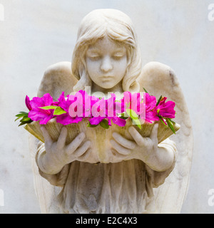 La Coquille fille avec des azalées, Bonaventure Cemetery, Savannah, Géorgie Banque D'Images