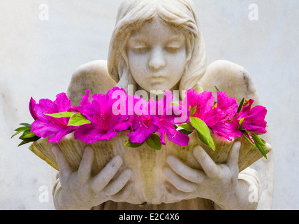 La Coquille fille avec des azalées, Bonaventure Cemetery, Savannah, Géorgie Banque D'Images