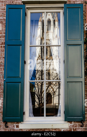 La Cathédrale de Saint Jean Baptiste dans une fenêtre la réflexion, Savannah, Georgia Banque D'Images