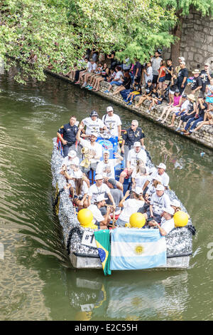 San Antonio, Texas, US. 18 Juin, 2014. San Antonio Spurs célébrer remportant la finale NBA 2014 sur le Riverwalk, dans le centre-ville de San Antonio au Texas le 18 juin 2014. Manu Ginobili et Tiago Splitter tenant le trophée du Championnat NBA 2003 et forme à la foule. Credit : Jon-Paul Jones/Alamy Live News Banque D'Images