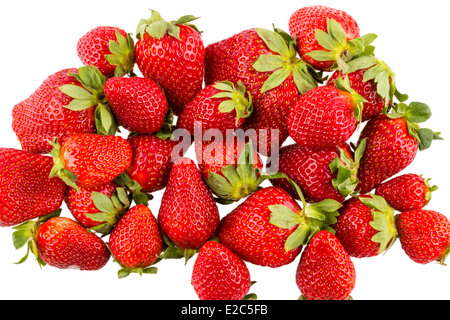 Des fraises fraîches isolées sur fond blanc Banque D'Images