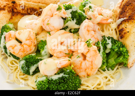 Crevettes servies avec du pain à l'ail et le brocoli. Banque D'Images