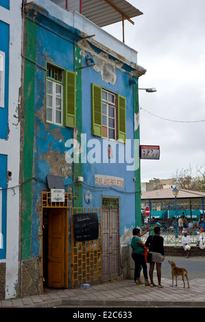 Scène de rue à Mindelo sur les îles du Cap Vert. Banque D'Images