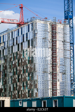 Grues Sky Tower à Manchester en mars 2014. Carillion 1st Street Development. First Street Colin Spofforth Acrobat Skyline sculptures. Banque D'Images