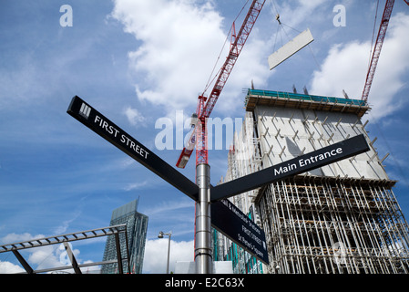 Multi-Directional street sign vers différentes destinations  Manchester Road, Albion Street Signpost, Manchester, Royaume-Uni Banque D'Images