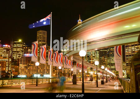 L'Australie, New South Wales, Sydney, Darling Harbour, Pyrmont Bridge, Monorail de Sydney, le train rapide par nuit Banque D'Images