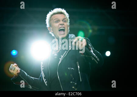 Hambourg, Allemagne. 18 Juin, 2014. Musicien de rock britannique Billy Idol joue sur la scène pendant un concert en plein air dans le parc municipal à Hambourg, Allemagne, 18 juin 2014. Dpa : Crédit photo alliance/Alamy Live News Banque D'Images