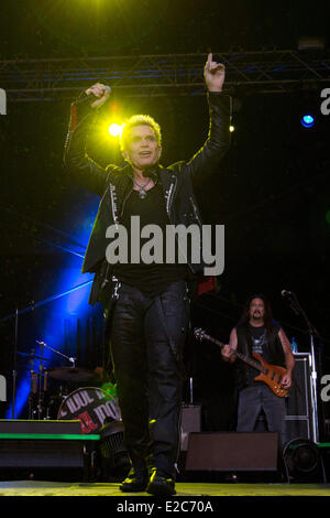 Hambourg, Allemagne. 18 Juin, 2014. Musicien de rock britannique Billy Idol joue sur la scène pendant un concert en plein air dans le parc municipal à Hambourg, Allemagne, 18 juin 2014. Dpa : Crédit photo alliance/Alamy Live News Banque D'Images