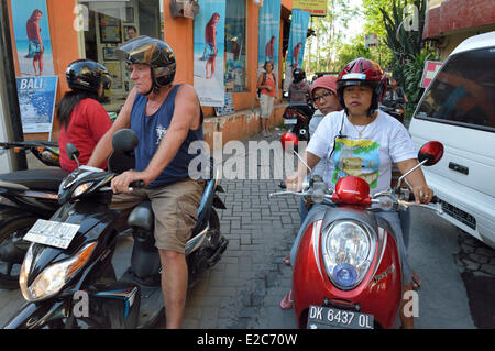 L'INDONÉSIE, Bali, la rue touristique de Legian Banque D'Images