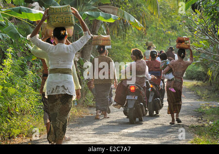 L'INDONÉSIE, Bali, Nusa Lembongan Island, cérémonie religieuse au temple Pura Empuaji Banque D'Images