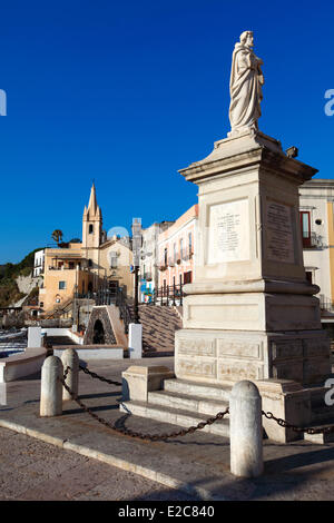 Italie, Sicile, îles Éoliennes, inscrite au Patrimoine Mondial de l'UNESCO, l'île de Lipari, le port de Marina Corta et église San Giuseppe Banque D'Images