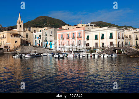 Italie, Sicile, îles Éoliennes, inscrite au Patrimoine Mondial de l'UNESCO, l'île de Lipari, le port de Marina Corta et église San Giuseppe Banque D'Images
