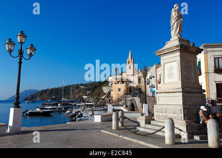 Italie, Sicile, îles Éoliennes, inscrite au Patrimoine Mondial de l'UNESCO, l'île de Lipari, le port de Marina Corta et église San Giuseppe Banque D'Images