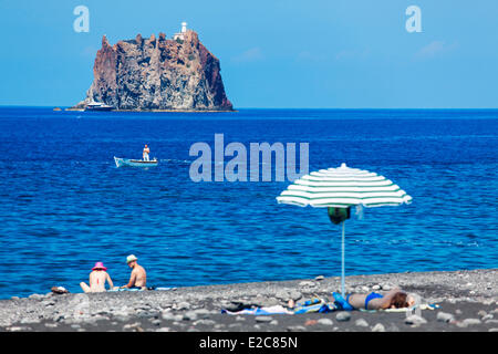 Italie, Sicile, îles Éoliennes, classé au Patrimoine Mondial de l'UNESCO, l'île de Stromboli, plage avec îlot Strombolicchio Banque D'Images