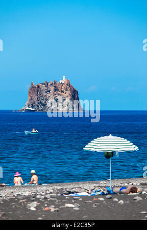 Italie, Sicile, îles Éoliennes, classé au Patrimoine Mondial de l'UNESCO, l'île de Stromboli, plage avec îlot Strombolicchio Banque D'Images