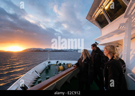 La Norvège, Finnmark, Kirkenes, le lever du soleil depuis le navire MS Nordkapp société voiles Hurtigruten le long de la côte norvégienne sur la mer de Barents Banque D'Images