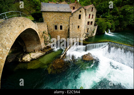 La France, l'Aveyron, Nant, Moulin de Corps dans les gorges de la Dourbie, et pont du 15e siècle Banque D'Images