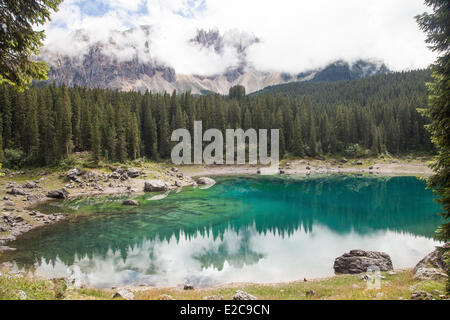 L'Italie, Trentin-Haut-Adige, le massif des Dolomites, inscrite au Patrimoine Mondial de l'UNESCO, Nova Levante, Lac Karersee Banque D'Images