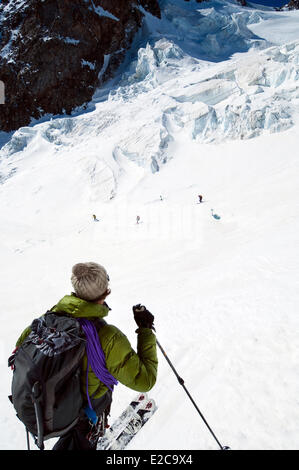 France, Hautes Alpes, Tour de la Meije, le guide Pascal Guiboud dans la descente vers le pied du Col et Parc National des Ecrins, La Grave par le glacier de l'Homme Banque D'Images